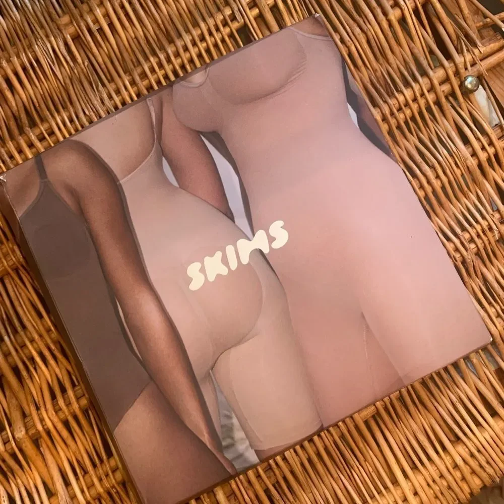 NWT Skims Sculpting Bodysuit with Snap in Cocoa - Picture 4 of 12